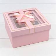 Коробки Квадратные Набор 1/3 19*19*9,5 с окошком и бантом Розовый 1/18 Арт: 721308/1 - Коробки Квадратные Набор 1/3 19*19*9,5 с окошком и бантом Розовый 1/18 Арт: 721308/1