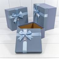 Коробки Квадратные Набор 1/3 21*21*12,3 с бантиком и цветочком Синий 1/18 Арт: 721621/2 - Коробки Квадратные Набор 1/3 21*21*12,3 с бантиком и цветочком Синий 1/18 Арт: 721621/2