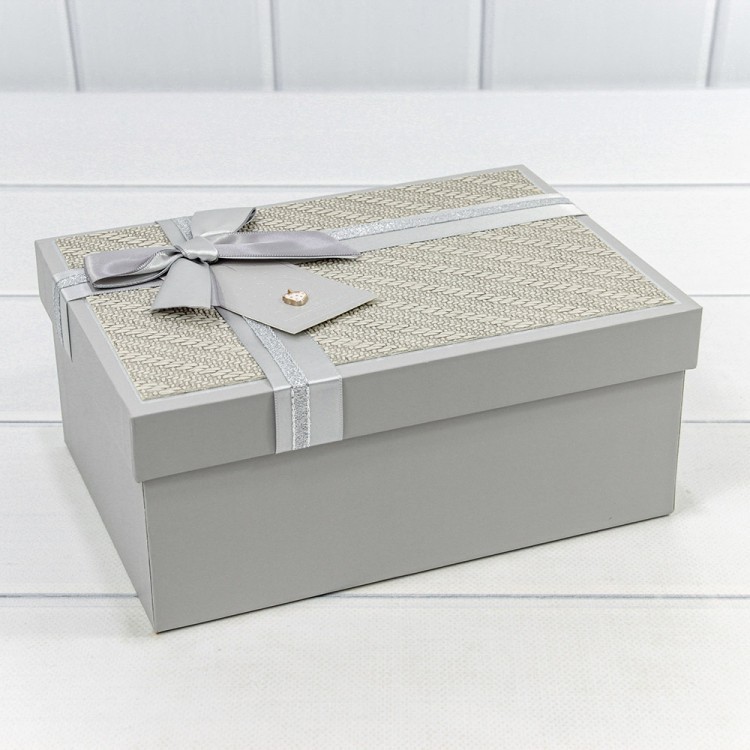 Коробки Прямоугольные Набор 1/3 22,5*16*9,5 с бантом и клубничкой "Плетёнка" Серый 1/20 Арт: 721640/2 Коробки Прямоугольные Набор 1/3 22,5*16*9,5 с бантом и клубничкой "Плетёнка" Серый 1/20 Арт: 721640/2