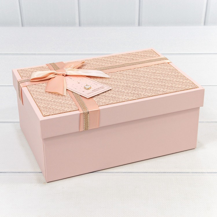 Коробки Прямоугольные Набор 1/3 22,5*16*9,5 с бантом и клубничкой "Плетёнка" Персиковый 1/20 Арт: 721640/1 Коробки Прямоугольные Набор 1/3 22,5*16*9,5 с бантом и клубничкой "Плетёнка" Персиковый 1/20 Арт: 721640/1