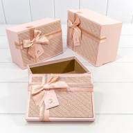 Коробки Прямоугольные Набор 1/3 22,5*16*9,5 с бантом и клубничкой "Плетёнка" Персиковый 1/20 Арт: 721640/1 Коробки Прямоугольные Набор 1/3 22,5*16*9,5 с бантом и клубничкой "Плетёнка" Персиковый 1/20 Арт: 721640/1 - Коробки Прямоугольные Набор 1/3 22,5*16*9,5 с бантом и клубничкой "Плетёнка" Персиковый 1/20 Арт: 721640/1