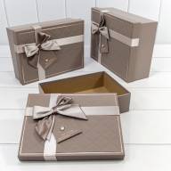 в наборе 3 шт.
29*21*9,5 см
26*19*8 см
23*17*6,5 см
в коробке 12 наборов
 Коробки Прямоугольные Набор 1/3 29*21*9,5 с двойным бантом и короной Серый 1/12 Арт: 721632/1 - в наборе 3 шт.
29*21*9,5 см
26*19*8 см
23*17*6,5 см
в коробке 12 наборов