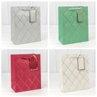 Пакет подарочный с тиснением "Ромбы" (микс) 18*23*10 210г 1/20 1/360 Арт: 000710E - Пакет подарочный с тиснением "Ромбы" (микс) 18*23*10 210г 1/20 1/360 Арт: 000710E